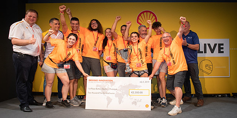 El equipo del instituto alicantino I.E.S Cotes Baixes, ganador en la categoría de Prototipos eléctricos en la competición internacional "Shell Eco-marathon" celebrada en Londres.