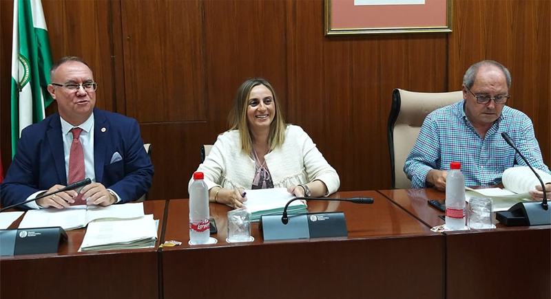 Comparecencia de la consejera de Fomento, Infraestructuras y Ordenación del Territorio de la Junta de Andalucía, Marifrán Carazo, en la comisión parlamentaria en la que anunció que la nueva ley para incluir criterios de sostenibilidad al sistema de transportes en la región.