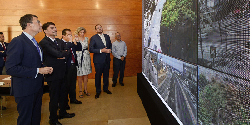 El alcalde de Murcia, José Ballesta, muestra algunas de las líneas de actuación del proyecto de Ciudad Inteligente 'MiMurcia' al alcalde de Alicante, Luis Barcala.