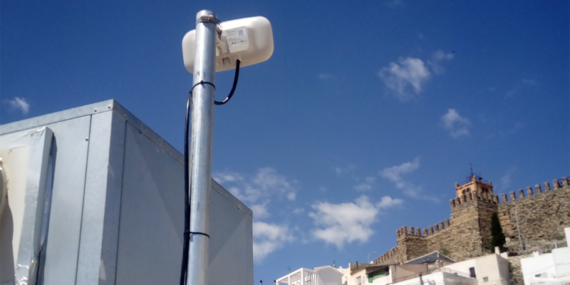 Una de las antenas instaladas en Serón (Almería) para proveer al pueblo de una red de telecomunicaciones inalámbrica.