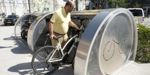 Santander prueba un parking para bicis con videovigilancia y puntos de carga alimentados de energía solar y eólica