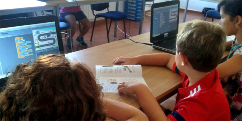 Los talleres de robótica «Crea tu pueblo inteligente» en Plasencia introducen a los niños en la smart city