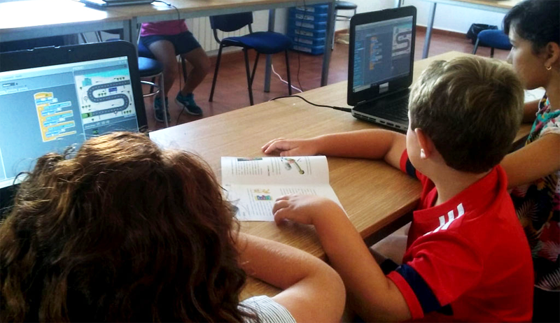 Niños con ordenadores en un aula