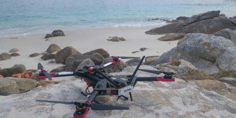 Drones y un software especializado para luchar contra la plastificación de las playas en las islas Cíes