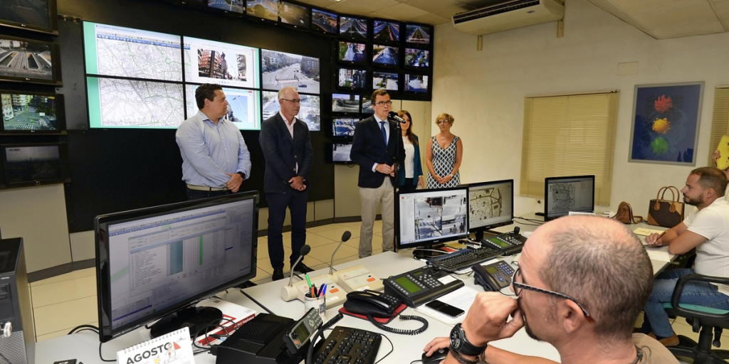 el alcalde de Murcia presenta el sistema delante de pantallas con imágenes de tráfico de la ciudad