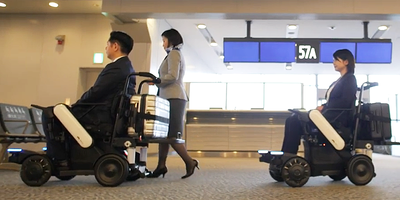 Pasajeros prueban las sillas de ruedas eléctricas robóticas en el aeropuerto de de Japón.