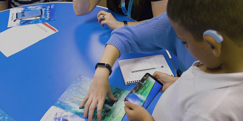 Una App utiliza inteligencia artificial y realidad aumentada para traducir en tiempo real cuentos para niños sordos