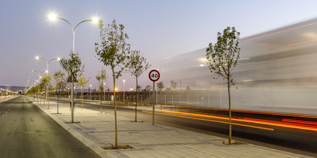 Una de las avenidas de este centro de transporte y logística Puerta Centro en Guadalajara, iluminada y con la sombra de un vehículo circulando.