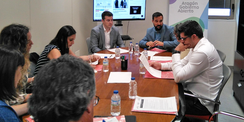 Reunión en torno a una mesa entre los participantes del Programa de Residencias de Innovación Ciudadana y el director del Laboratorio de Aragón [Gobierno] Abierto.