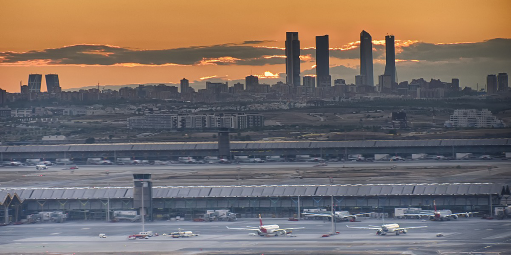 Skyline de Madrid visto desde el aeropuerto.