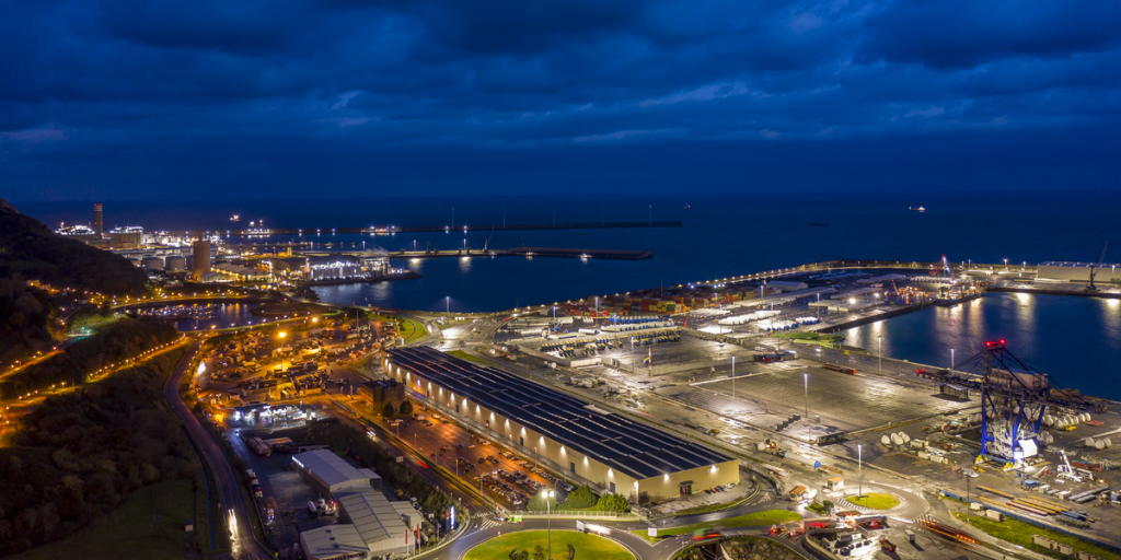 Vista general del puerto de Biilbao con el sistema de iluminación inteligente en funcionamiento