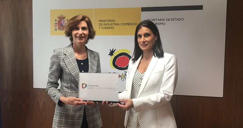 La secretaria de Estado de Turismo, Isabel Oliver, entrega a la alcaldesa de Santander, Gema Igual, el distintivo de destino turístico inteligente. 