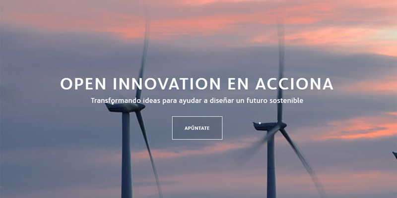Inicio de la página web de la plataforma de innovación de Acciona, con un fondo que es un cielo y dos aerogeneradores en funcionamiento y el texto sobreimpreso "Open Innovation en Acciona" con el letrero debajo "Apúntante".