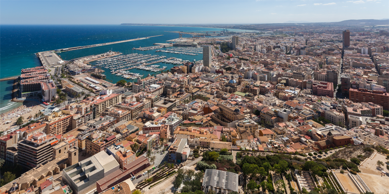Vista aérea del puerto de Alicante y parte de la ciudad.