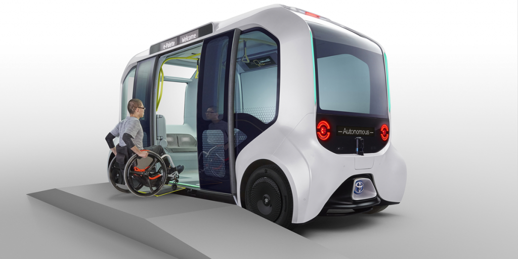 Imagen vectorial de un vehículo eléctrico y autónomo en el que está entrando un joven en silla de ruedas.