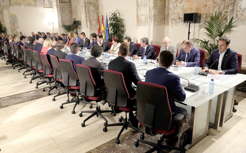 Conferencia de Alcaldes y Presidentes de Diputación de Castilla y León donde se anunció la convocatoria de ayudas para extender la cobertura de banda ancha a zonas rurales.