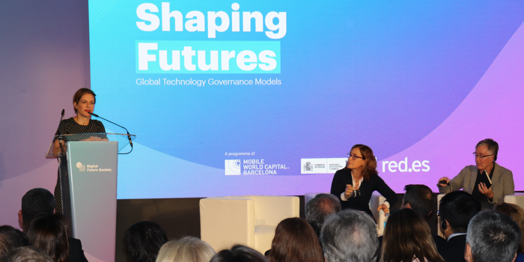Tres mujeres sobre el escenario en el que se presentó Digital Future Society