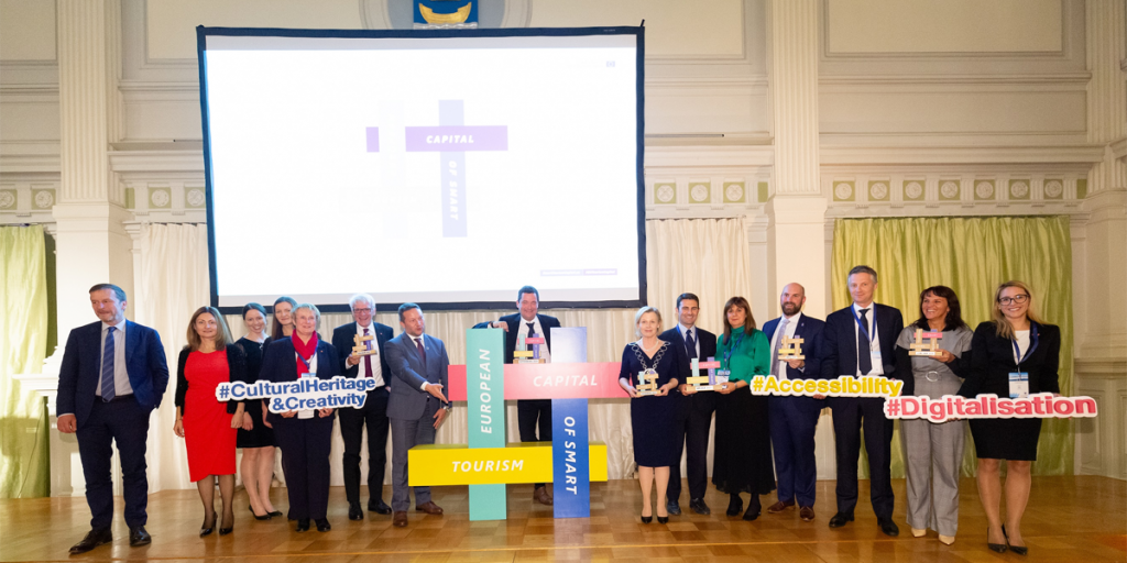 Foto de familia de premiados en la ceremonia de entrega de premios de la iniciativa Capital Europea de Turismo Inteligente 2020.