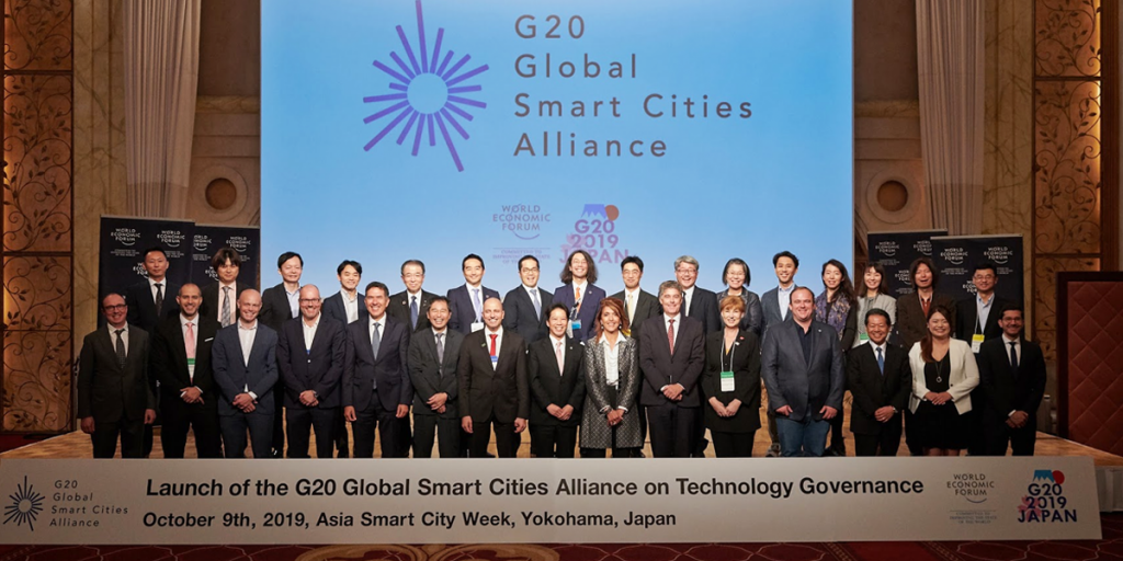 Foto de los representantes de redes de ciudades y organizaciones que forman parte de la Alianza Global de Ciudades Inteligentes del G20 sobre Gobierno Tecnológico, durante el acto de lanzamiento en Yokohama (Japón).