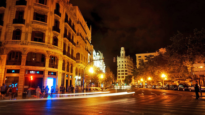 Calle de Valencia con iluminación nocturna.