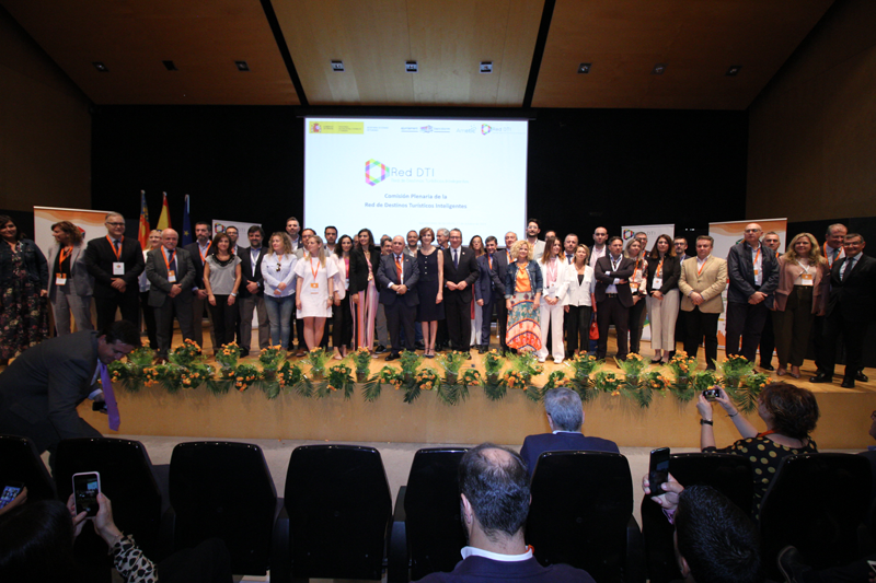 Foto de familia de los miembros de la Red de Destinos Turísticos Inteligentes de España tras la celebración de su comisión plenaria en Benidorm.