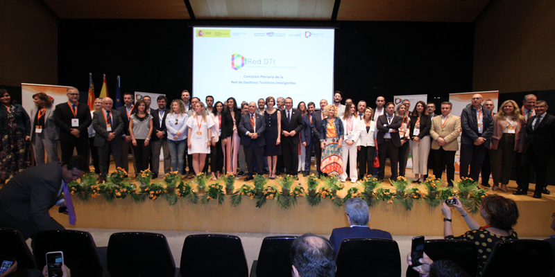 Foto de familia de los miembros de la Red de Destinos Turísticos Inteligentes de España tras la celebración de su comisión plenaria en Benidorm.
