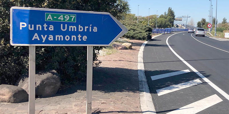 Puente sobre el río Odiel en Huelva con un cartel indicador en primer plano en el que se lee Punta Umbría-Ayamonte