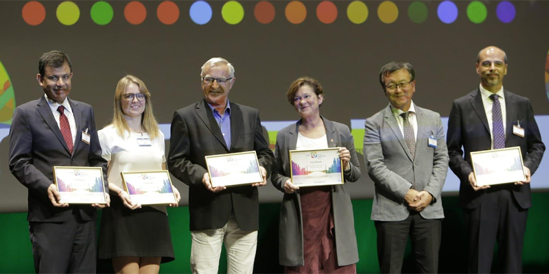 El alcalde de Valencia, Joan Ribó (tercero por la izqda.), junto al resto de representantes de las ciudades galardonadas con el Premio U4SSC de Naciones Unidas en la IX Semana de las Normas Verdes.