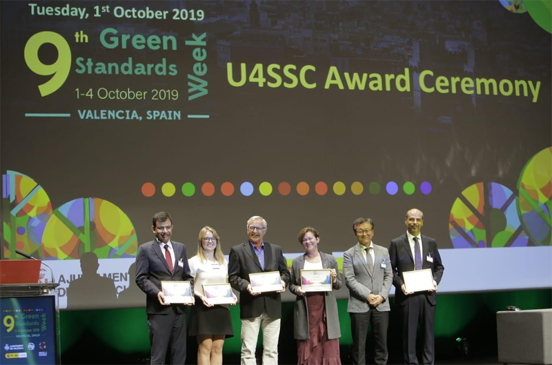 El alcalde de Valencia, Joan Ribó (tercero por la izqda.), junto al resto de representantes de las ciudades galardonadas con el Premio U4SSC de Naciones Unidas en la IX Semana de las Normas Verdes.