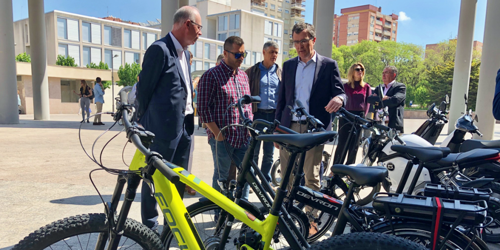 Alcalde de Murcia junto a bicicletas eléctricas