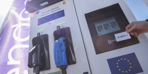 Cerca de 40 estaciones de servicio españolas instalarán cargadores rápidos para vehículos eléctricos