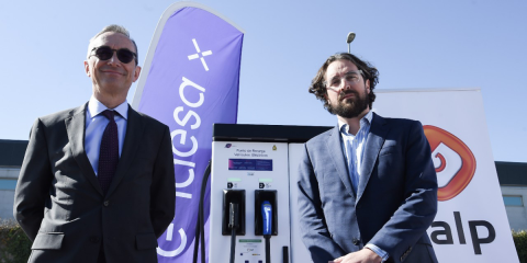 Nuevo acuerdo permitirá instalar 110 puntos de recarga para vehículos eléctricos en cadena de supermercados española