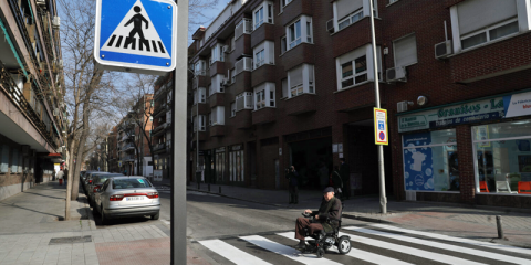 El barrio madrileño de Ciudad Lineal prueba un paso de peatones inteligente para mejorar la seguridad vial
