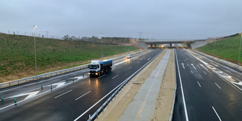 El Gobierno anuncia que regulará la instalación de puntos de recarga eléctrica en la red de carreteras