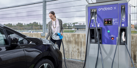 Nuevo acuerdo permitirá la instalación de 22 puntos de recarga en estaciones de servicio españolas