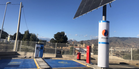 Instalado un punto de recarga rápida para vehículos eléctricos con energía solar en Huércal de Almería