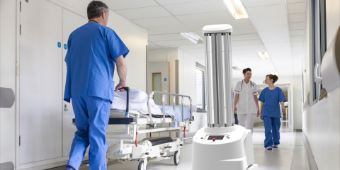 Más de 40 países usan un robot de desinfección de creación danesa para luchar contra el coronavirus