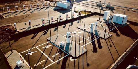 Nueva estación de recarga en una autopista alemana permitirá la carga simultánea de hasta 20 vehículos eléctricos