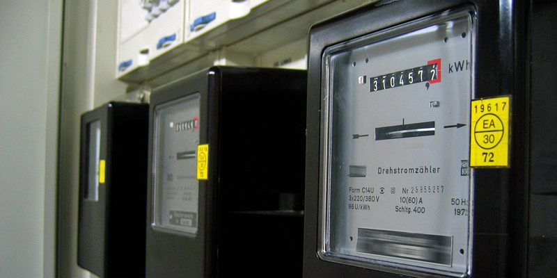 El contador inteligente comunica la información del consumo del suministro a través de una red de telecomunicaciones hasta un centro de procesamiento de datos de la empresa de servicios local.