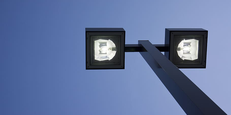 Las luminarias smart street lighting combinan tecnología y eficiencia energética para conseguir ciudades más sostenibles e inteligentes.