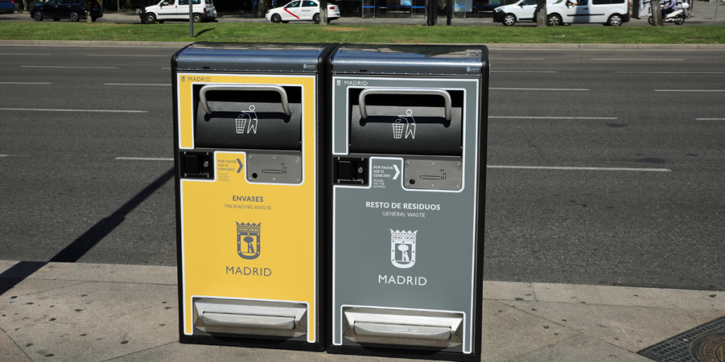 Madrid comienza el despliegue de 1.300 papeleras inteligentes por toda la ciudad