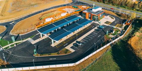 Reino Unido inaugura una estación de recarga ultrarrápida alimentada con energía solar