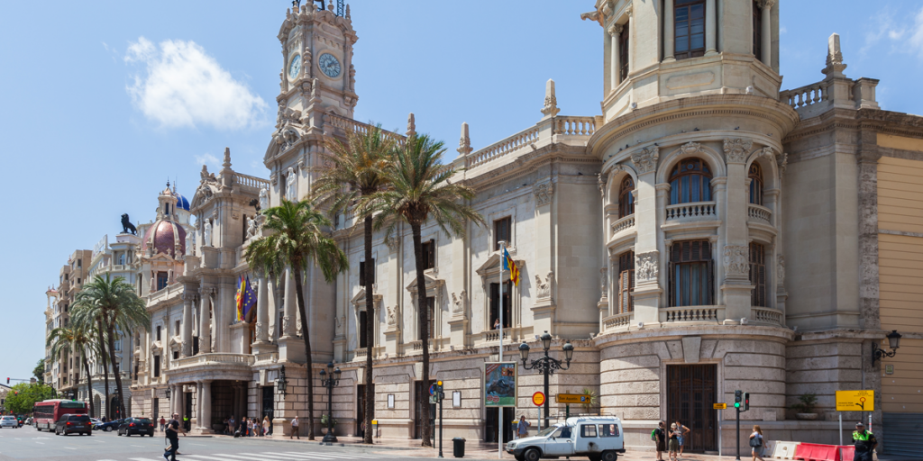 La ciudad de Valencia acoge un proyecto piloto para instalar puntos de recarga eléctrica en farolas