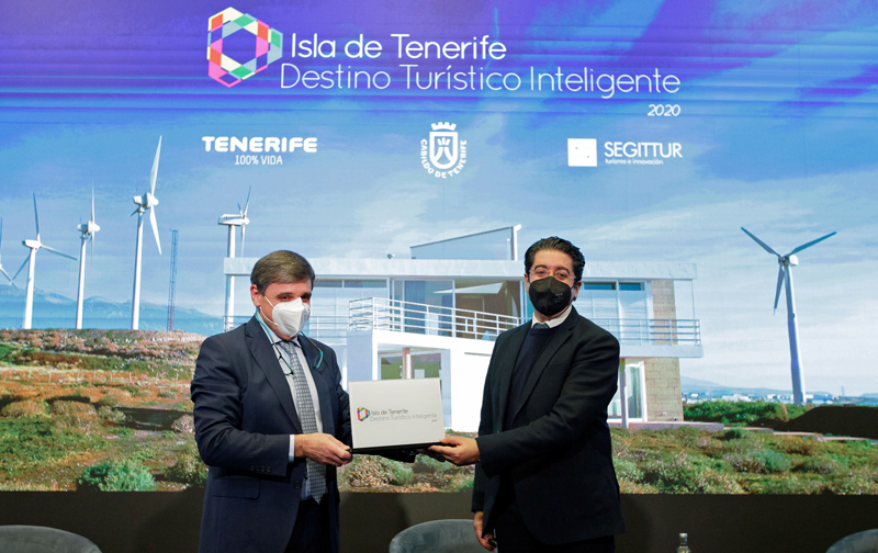 El presidente de Segittur, Enrique Martínez Marín, ha entregado al presidente del Cabildo de Tenerife, Pedro Martín, el sello de Destino Turístico Inteligente