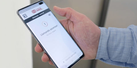 Desarrollan una botonera virtual accesible que permite activar el ascensor desde el móvil