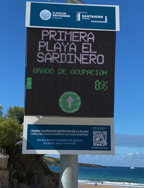 control de accesos de Dinycon en la playa de El Sardinero
