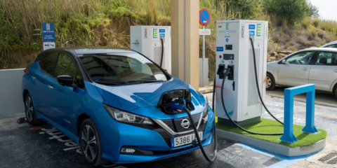Estepona estrena un punto de recarga ultrarrápida para VE alimentado por paneles solares