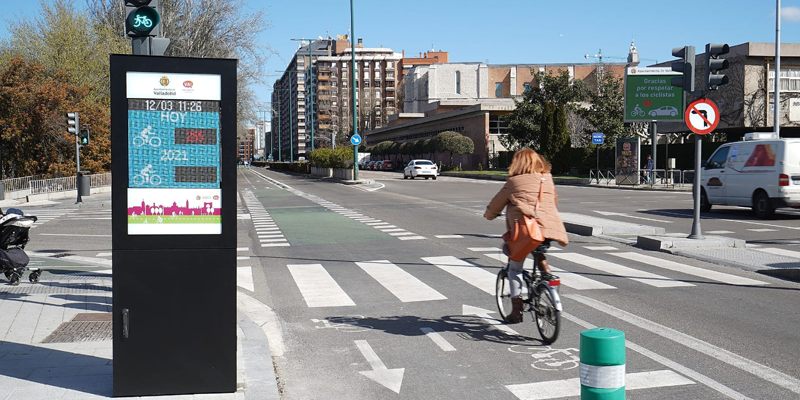 Dinycon instala un contador de bicicletas y un tótem informativo en el carril bici de Valladolid