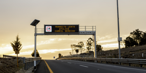 Los paneles de mensajes variables VMx Autónomo de LACROIX City se alimentan con energía solar