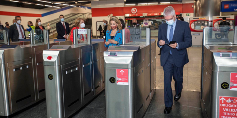 Renfe implanta en Cercanías Madrid el sistema ‘Cronos’ para el acceso y pago en tornos con tarjeta bancaria